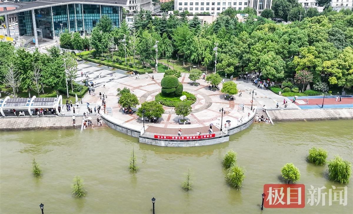 汉口江滩公园江水正从观景平台后退武昌汉阳门观景台阶一半仍在江水中
