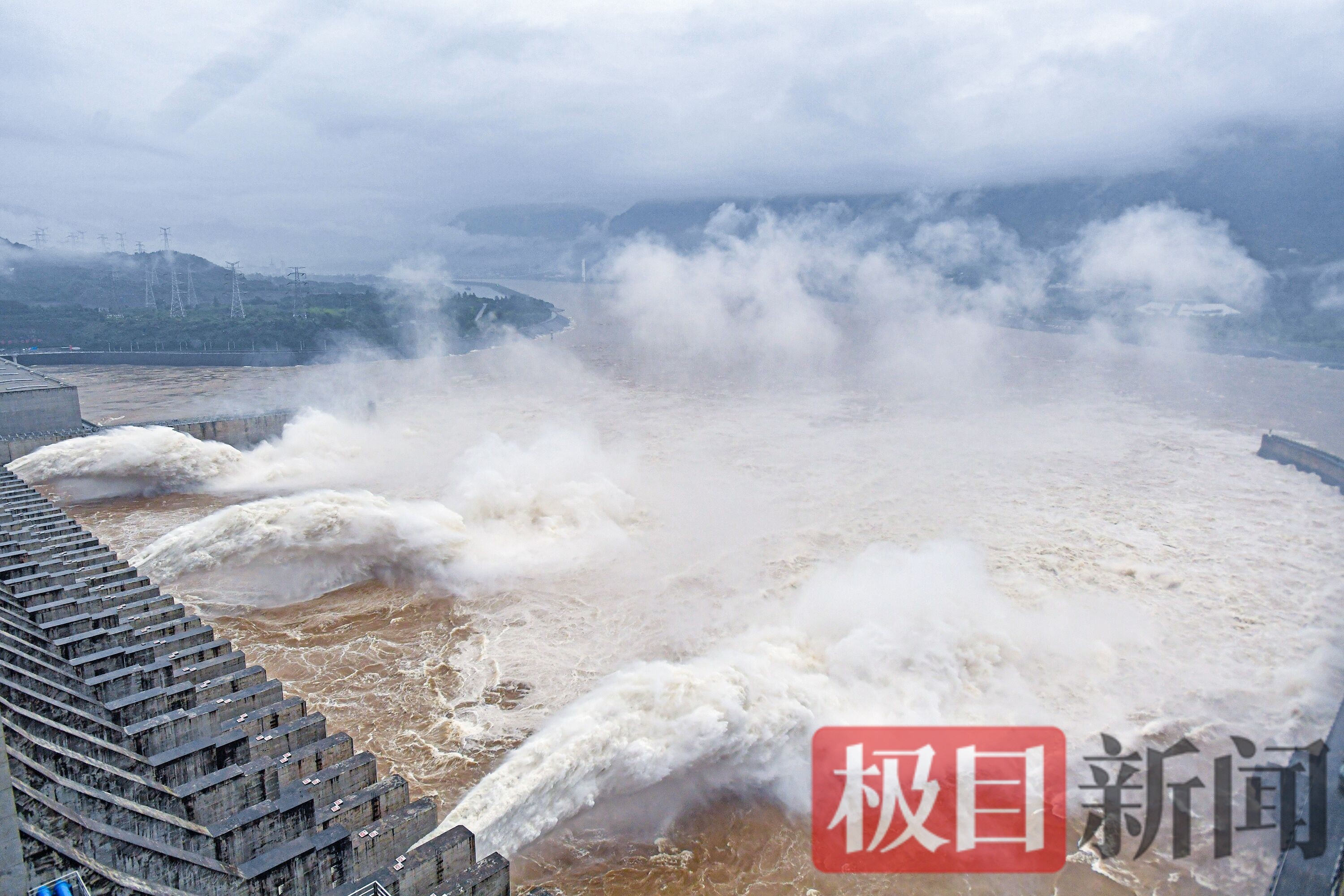 "长江2024年第2号洪水"在长江上游形成,三峡水库三孔泄洪