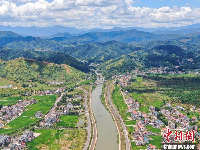 航拍江西遂川夏日乡村 山环水绕绿意盎然