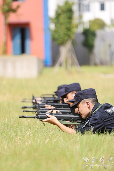 黄石特警夏练三伏不服暑