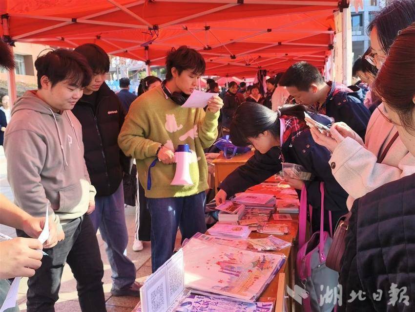 售卖学生亲手绣的国旗和党旗