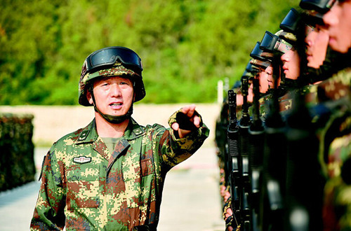 李軍站在引導基準車上,響亮發令,莊嚴敬禮!