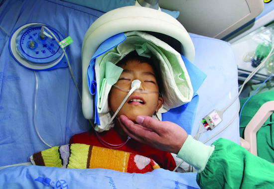 毒蘑菇撂倒一家四口弟弟死亡哥哥仍在抢救图