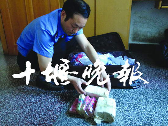 十堰一女老板轻信"白纸变钱"被骗50万元(图)