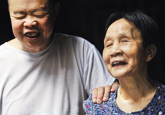 武汉一对盲人夫妻浅吟低唱显温情