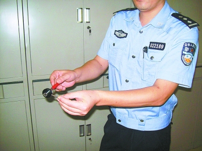 圖為民警在演示開鎖方法.