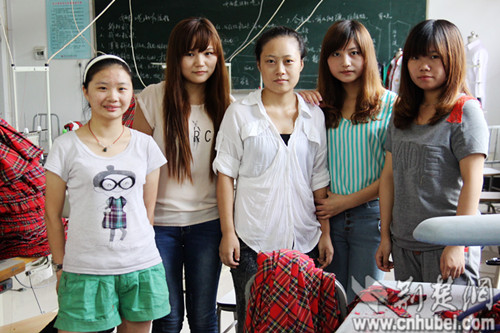 武汉商贸职业学院6名学生暑假为新生缝制校服