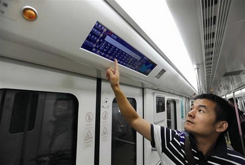 图为:记者在行驶的地铁车厢里,查看路线电子显示屏 (记者刘大家摄)