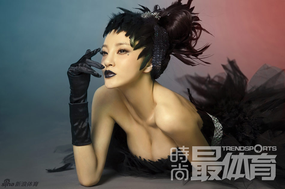 刘雨欣《时尚最体育》性感写真演绎豹女郎(图)