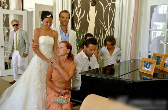 《美丽俏佳人》女主持人linda与老公的家人.