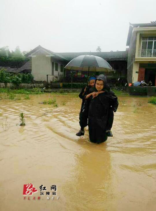 10,沅陵县官庄镇干部把宁香浦村老人从被困房屋里背出来