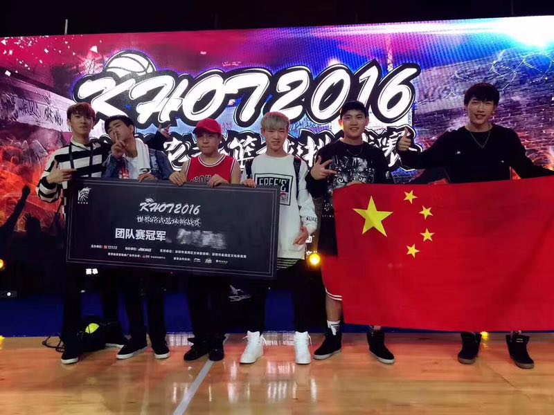 图为成都f3花式篮球团队获得khot2016世界花式篮球挑战赛冠军团队的