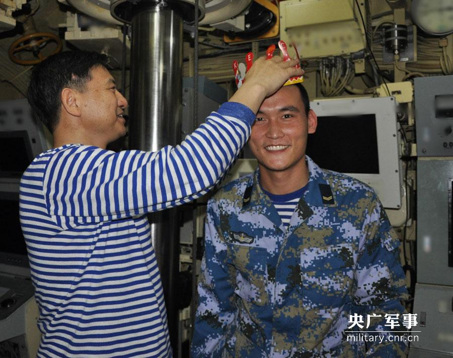 "龙宫"生日 罗小海摄