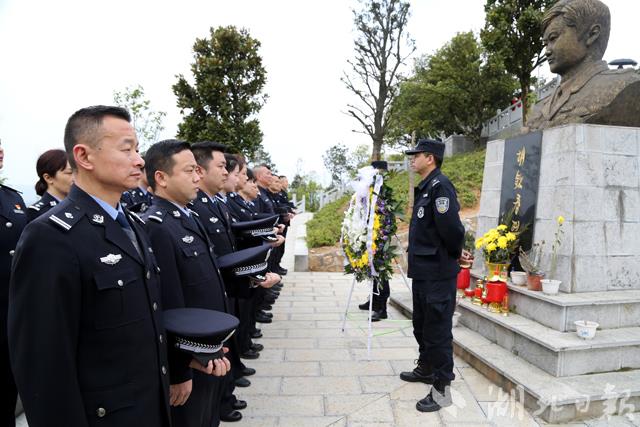 图为:民警祭奠胡钦春.