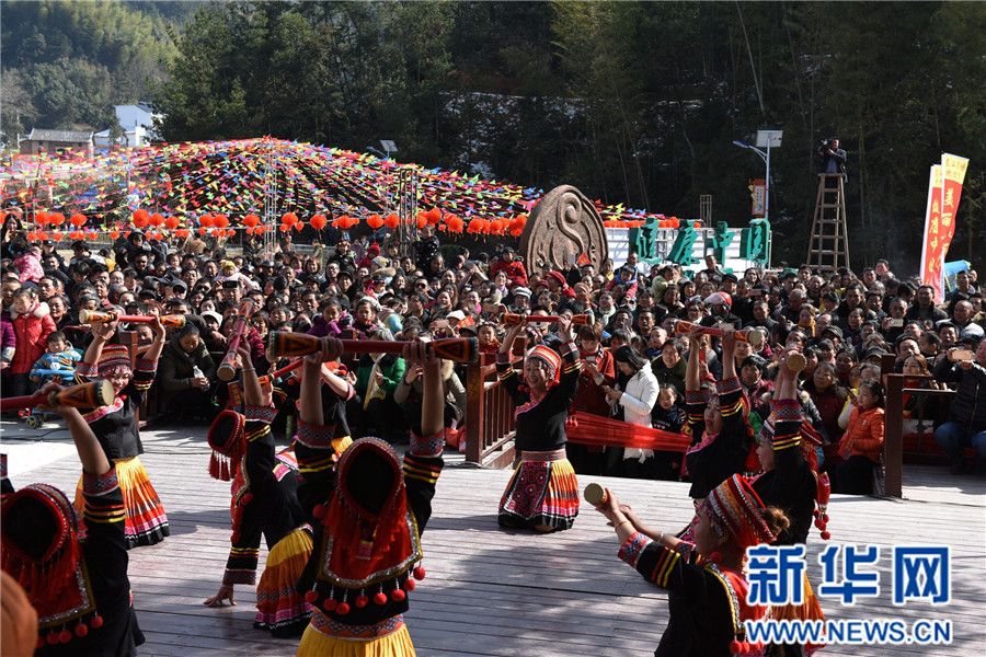 图为:通城县大坪乡内冲村村民在训练拍打舞,准备参加春节文艺巡演