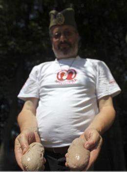 睾丸烹饪节萨尔维亚上演男女嗨吃 雄性动物一秒变太监