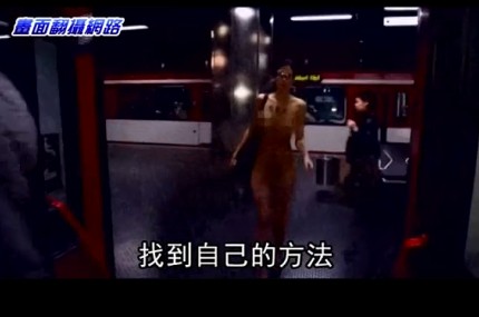 惊现全裸女模行为艺术之后,近日纽约一群女孩更在街头上演裸体读书