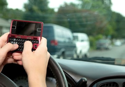 开车时发短信可能遭遇车祸的几率是不发短信司机的23倍