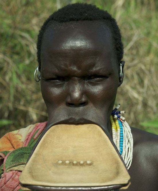 有不少奇特的习俗,苏里部落(suri tribe)女子的大盘子嘴就是其中之一