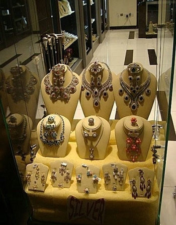 (本文来源:凤凰时尚 编辑:王媛) 关键词:土豪;中东;富二代;炫富;性感
