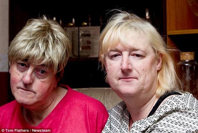 英国两男子相恋双双变性后步入婚姻殿堂组图