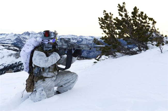 美军特种兵雪地迷彩曝光科幻感十足