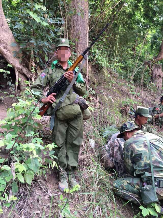 果敢同盟军211旅正在构建作战工事.