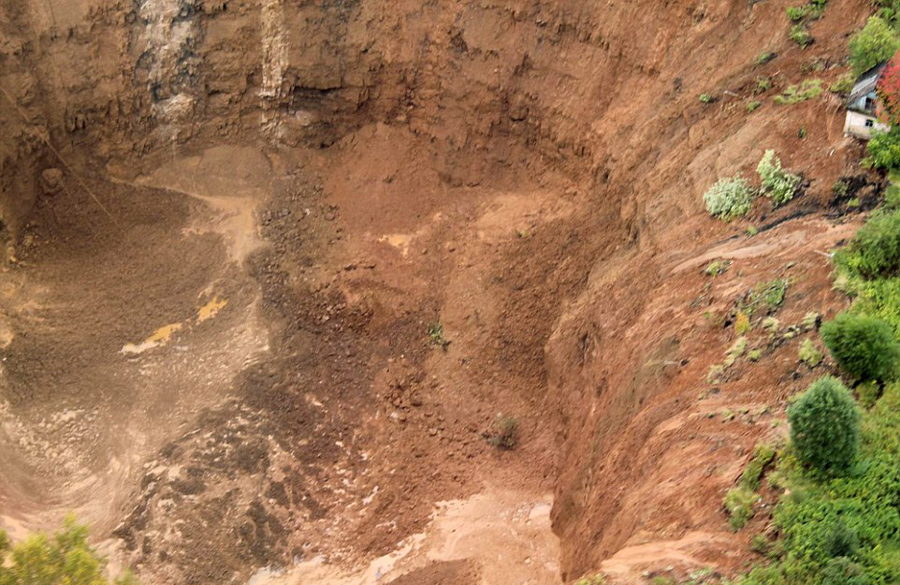 俄度假地地表塌陷形成巨坑吞没农舍