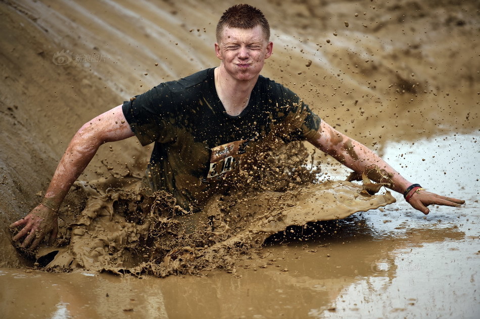 法国举行泥浆挑战赛摸爬滚打不亦乐乎组图