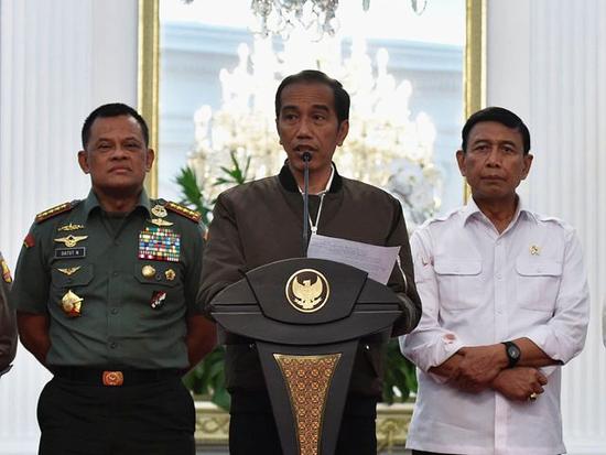 11月5日,印度尼西亚总统佐科·维多多(中)在总统府发表讲话