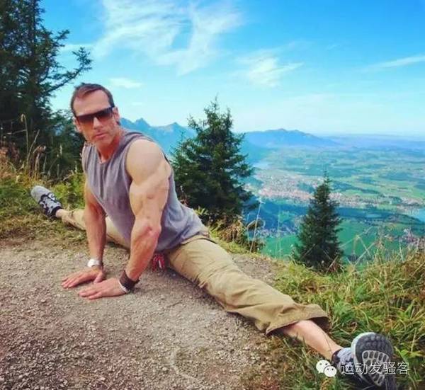 体脂全球第一低的魔鬼筋肉人 一身条块状肌肉如干尸