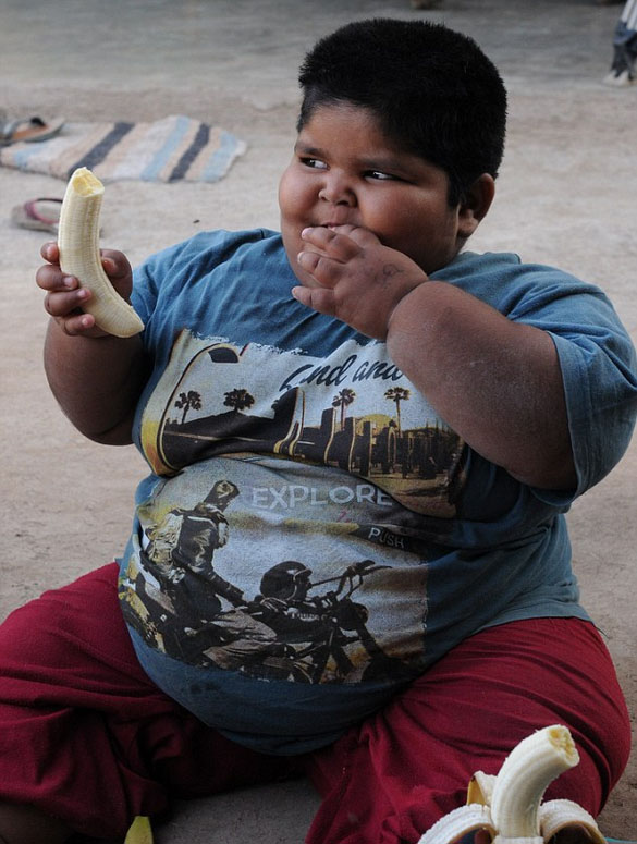 印超重儿童永远吃不饱父母担心吃到死图