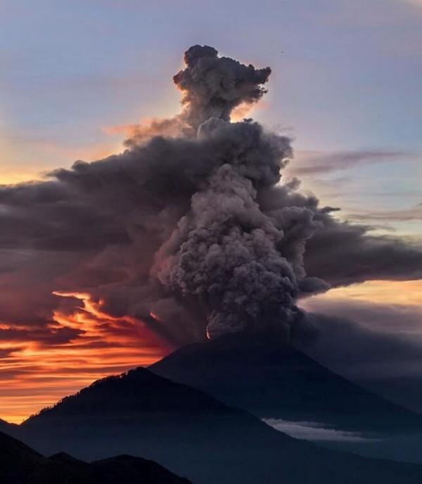 巴厘岛火山喷发浓烟高达1500米曾造成1000多人死亡
