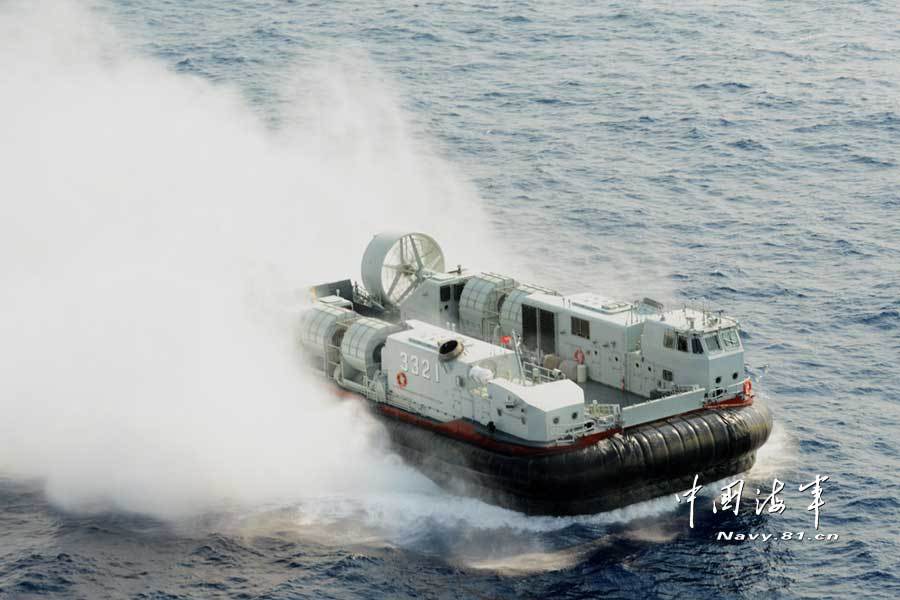 中国海军第二艘气垫登陆艇南海训练照曝光(组图)