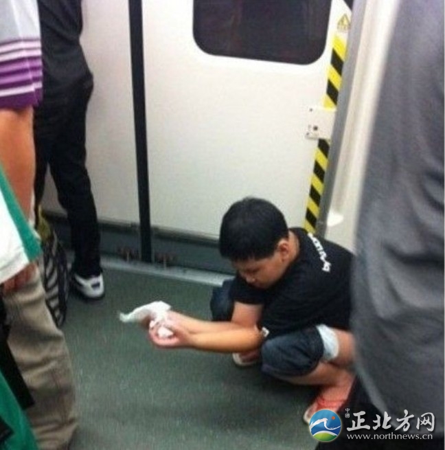 女子深圳地铁站电梯中大便 盘点各地有关地铁奇葩