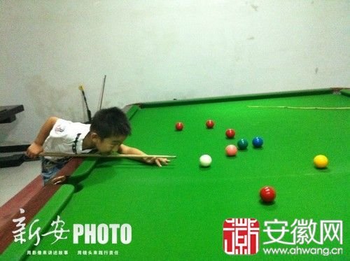 中国3岁斯诺克神童十几秒钟命中15球 最喜长台命中
