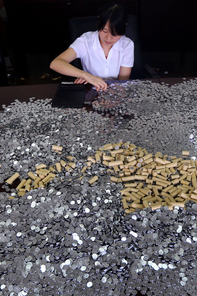 女子获赔10万硬币800斤装8麻袋 银行18人1天没数完(图)