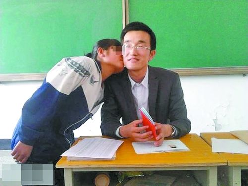 男老師索吻發畢業證 回應:未要挾正常表達情感(圖)