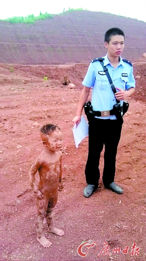 隐身熊孩子赤身裸体抹一身泥网友特种兵的料图