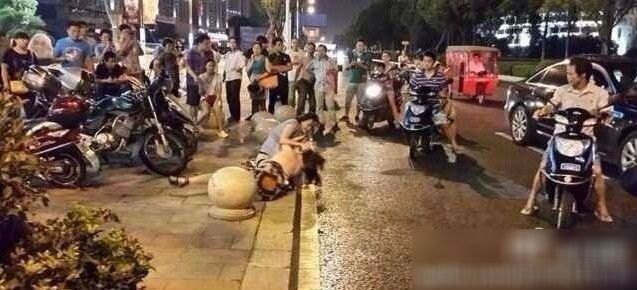 正室街头扒下小三裙子两人厮打一处狼狈不堪组图