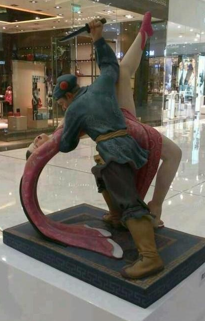 "武松杀嫂"雕塑毁三观:潘金莲露私处 武松舌舔嫂嫂胸