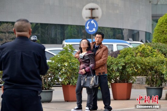 昆明男子持刀劫持女人质 与警察对峙1个多小时被制服(组图)