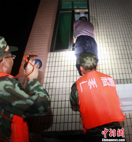 广州两区水灾致4死4失踪 武警连夜挨家挨户搜