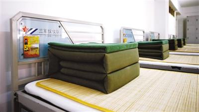 探访三军仪仗队女兵:出任务时统一发髻化淡妆(图)