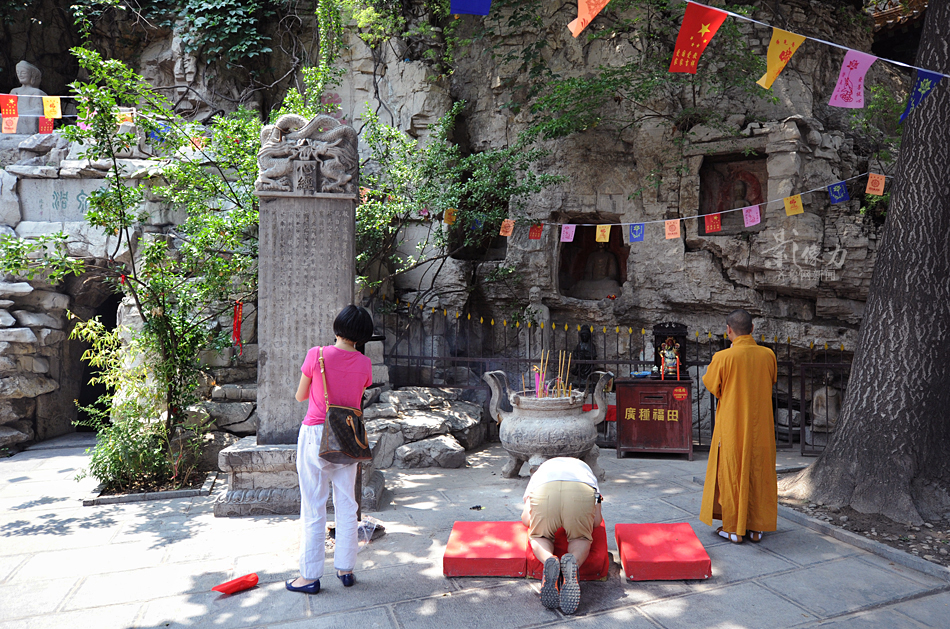 組圖:中國鬧市區古寺裡年輕和尚的現代生活