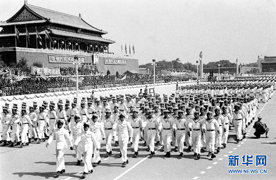这是1950年国庆阅兵式上,中国人民解放军海军学校的队伍通过天安门