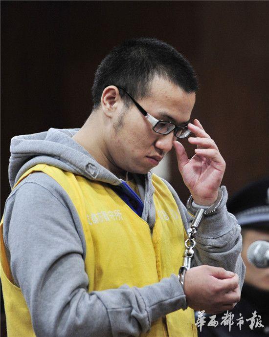 汇报刚一结束,7月31日,雷楚年接到通知,他作为新增的抗震救灾英模火炬