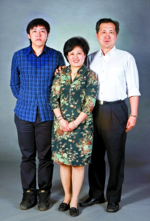 2010年 翁纯贤一家拍全家福,丈夫和儿子紧紧依偎在翁纯贤的身边,这个