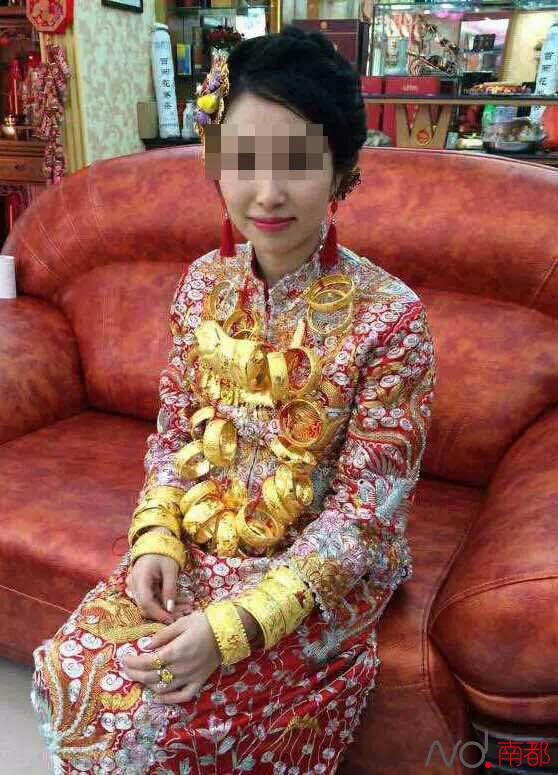 广东土豪婚礼新娘全身披金市民以为拍戏