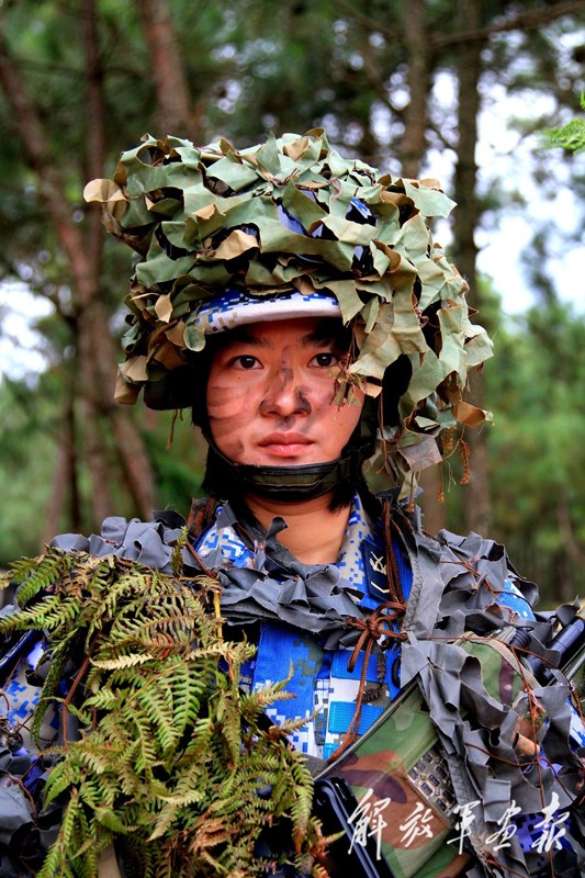 头上长草:海军陆战队女兵丛林伪装(组图)